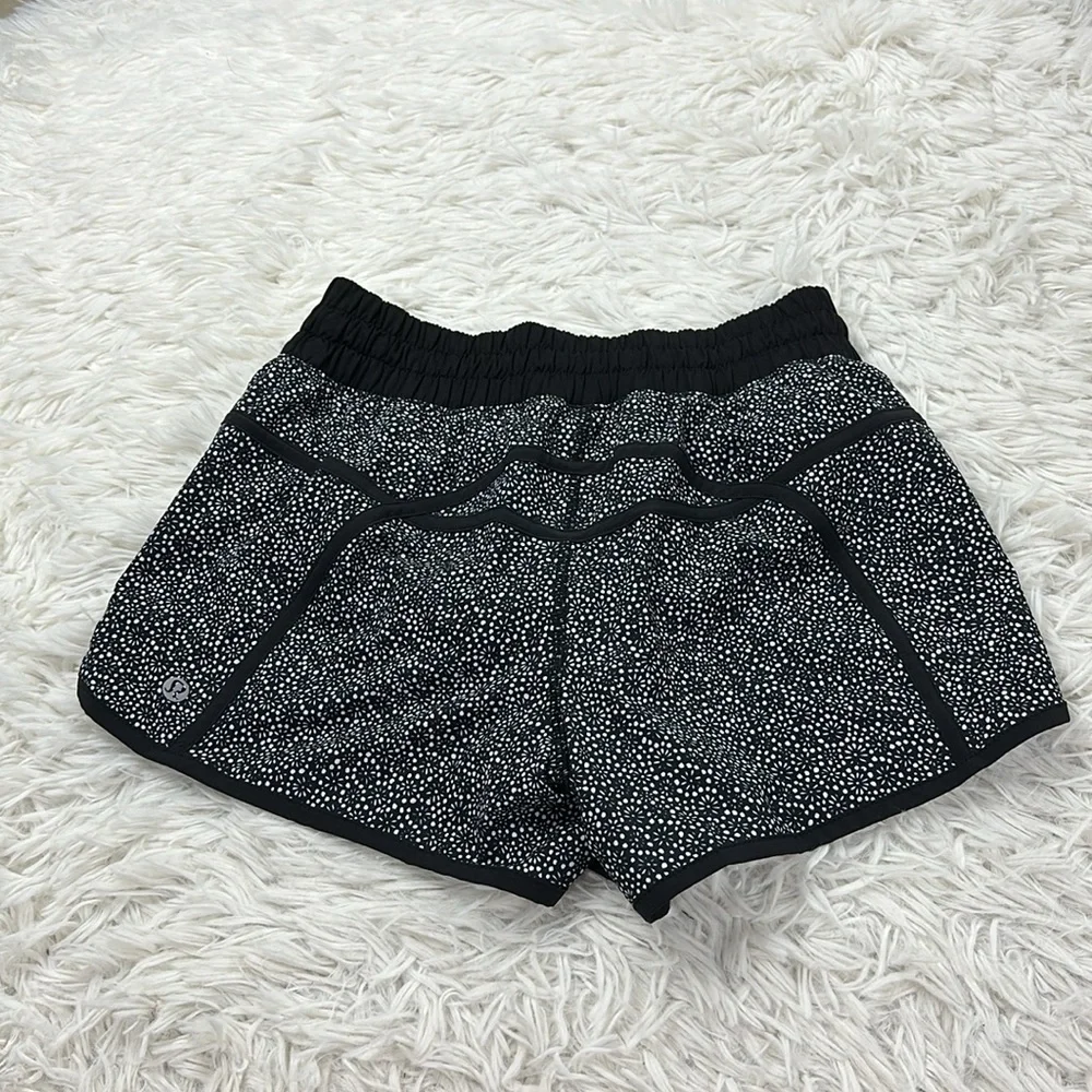 Lululemon Tracker Short IV Freckle Flower Black White / Black
